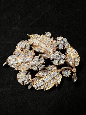 Vtg. WEISS Signed TOP© Clear Baguette & Chaton Rhinestones Gold Brooch
